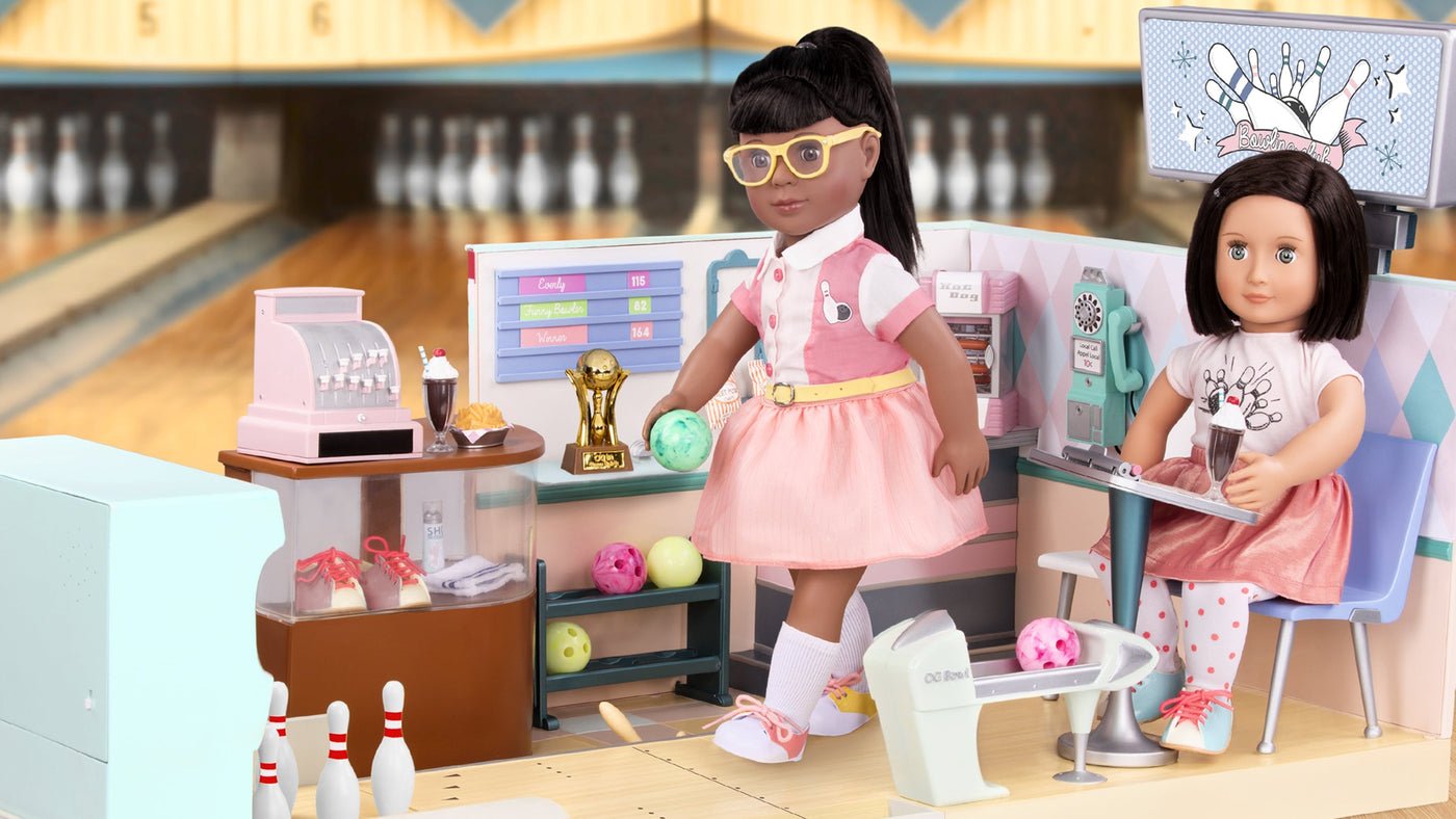 Muñeca con tutú rosa jugando con  Juego de bolos de juguete de temática retro